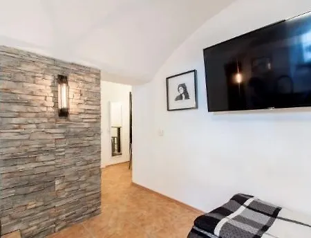 Fully Equipped Near Main Station *